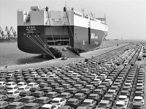 4月18日,“安吉德信”轮在烟台港装运出口汽车 新华社发